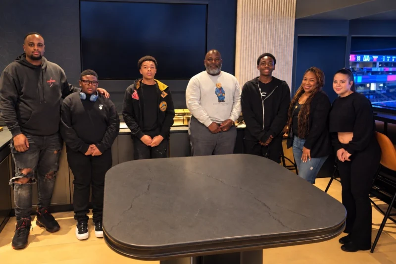 OhanaHC mentors and mentees standing together in a group at an outing